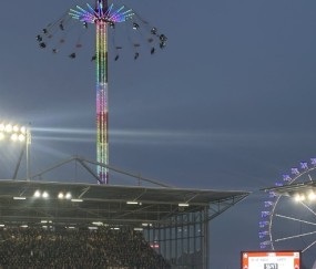 EWC电竞世界杯官网-飞来飞去的咋踢嘛？圣保利主场旁边游乐场狂欢，药厂官推调侃